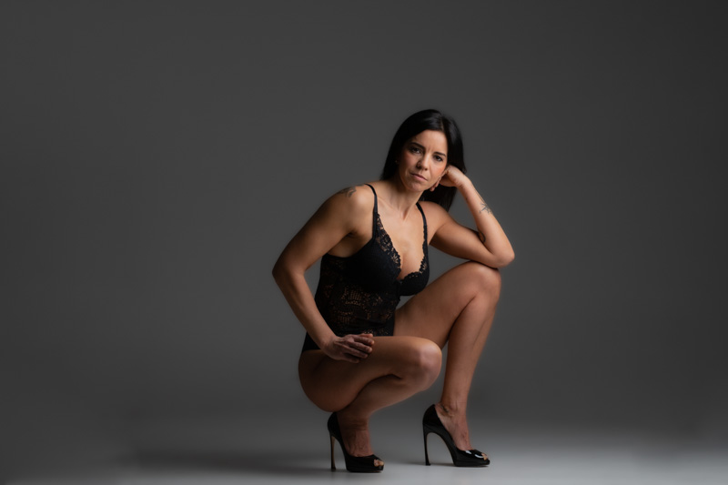 femme accroupie en lingerie sexy